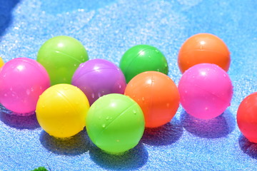 水滴が付いたカラフルボール