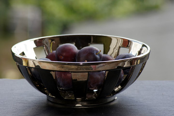 Frische Pflaumen im Obstkorb