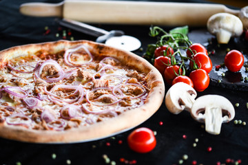 italian pizza with fresh tuna, red onion & tasty cheese