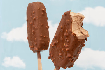 Helado de avellana praliné cubierto de chocolate con leche