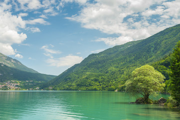 Fototapeta na wymiar Der Molvenosee liegt eingebettet zwischen Bergen in den Dolomiten, Italien