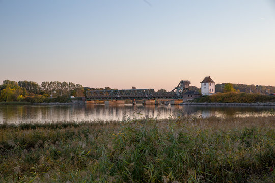 Die Schleibr&uuml;cke Lindaunis im Herbst