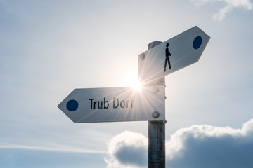 Wegweiser in winterlichem Trub Dorf im tiefverschneiten Emmental