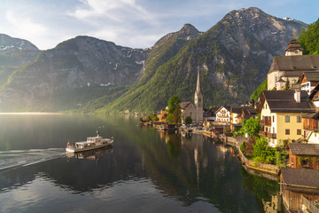 Obraz premium Hallstatt village on Hallstatter lake