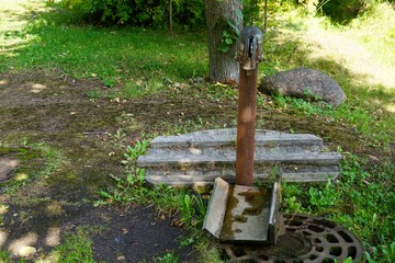 Wasserpumpe im Dorf Pessotschni (Pesotchny) bei Sankt Petersburg
