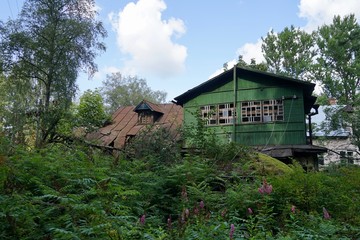 Verlassene alte russische Holzhäuser im Dorf Pessotschni bei Sankt Petersburg