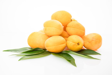 Fototapeta na wymiar Apricot fruit with leaf isolated on white background