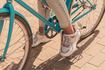 Naklejka premium Bike pedal with foot on it stock photo