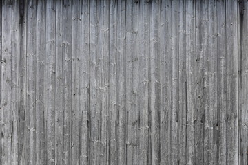 Alte Vintage Holzwand mit vielen vertikalen hellen und dunklen braunen, grauen, verwitterten Brettern