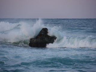 waves crashing on the rocks, 동해바다 의 파도