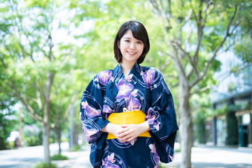 浴衣姿の若い女性