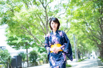 浴衣姿の若い女性