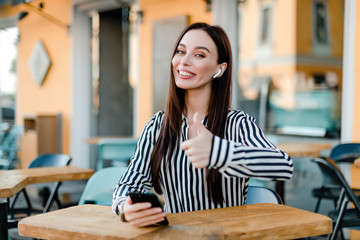 Obraz na płótnie Canvas businesswoman sitting in cafe and smiling