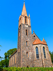 Fototapeta na wymiar Die Evangelische Dorfkirche in Hohensaaten