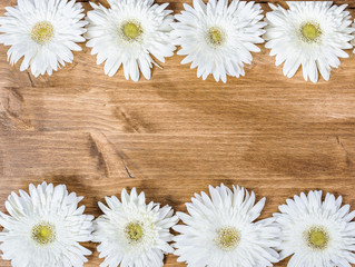 Obraz premium Wood table with some white flowers and plants