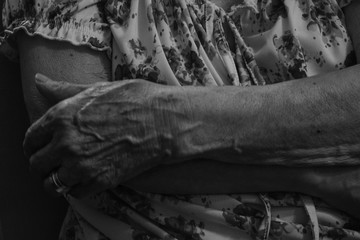 Obraz premium Anciana cruzada de brazos