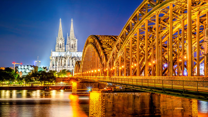 Köln mit Kölner Dom, Rhein und Hohenzollernbrücke bei Nacht