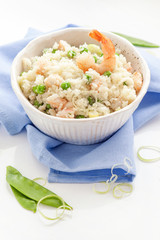 Rice with shrimp, green peas and leek.