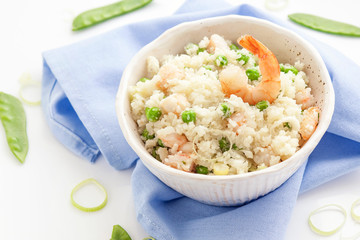 Rice with shrimp, green peas and leek.