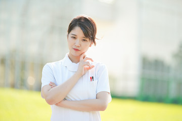 疑問を感じるポーズをする白衣の女性