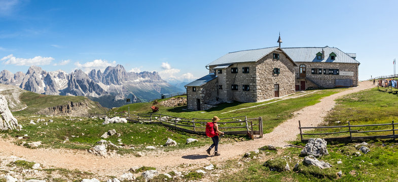 Frau wandert zum Schlernhaus