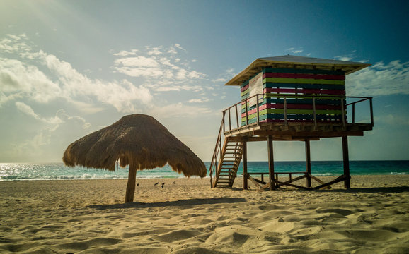 palapa, torre de guardavidas, cielo despejado 