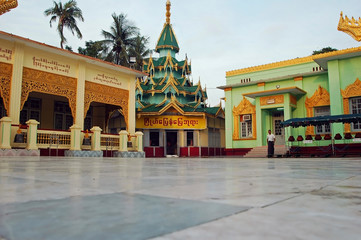 Obraz premium Myanmar, Mandalay, Inner yard of a buddhist palace with burmese writings on a panel