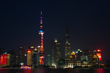 Obraz premium Night view of Pudong skyline by Huangpu River, Shanghai, China