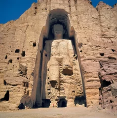 Papier Peint photo autocollant Monument historique Afghanistan, vallée de Bamian. Une personne se tient à la base du Grand Bouddha dans la vallée de Bamian, un site du patrimoine mondial, en Afghanistan.