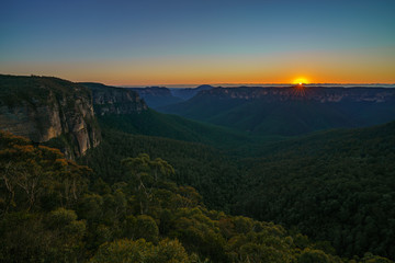 Fototapeta na wymiar sunrise at govetts leap lookout, blue mountains, australia 5