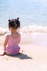海で遊ぶ子ども　海水浴・砂浜