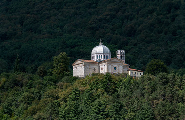 Fototapeta na wymiar Aviano Santuario della Madonna del Monte, attorniata dal bosco