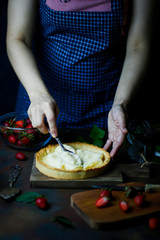 Process of making tart with strawberries