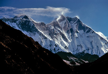 Azië, Nepal, Sagarmatha NP. Wolken wervelen rond de Mount Everest, Lhotse en Nuptse in Sagarmatha National Park, een Werelderfgoed, in Nepal.