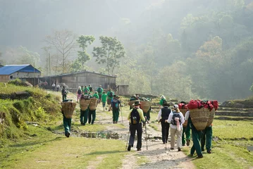 Photo sur Plexiglas Annapurna Népal, Annapurna. Randonneurs et porteurs sur un chemin à travers les Middle Hills du Népal.