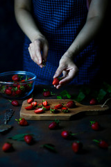 Process of making tart with strawberries