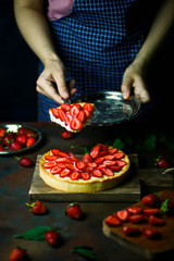 Process of making tart with strawberries