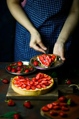 Process of making tart with strawberries