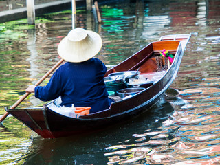Obraz premium Thailand, Damnoen, Damnoen Saduak Floating Market with Vendor