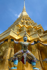 Fototapeta premium Thailand, Bangkok. Statue at Grand Palace.
