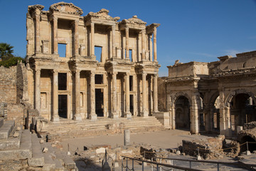 Fototapeta na wymiar Turkey, Ephesus. The library of Ephesus (Celsius) was built in 117 A.D. The statues symbolize wisdom (Sophia), knowledge (Episteme), intelligence (Ennoia) and valor (Arete) .