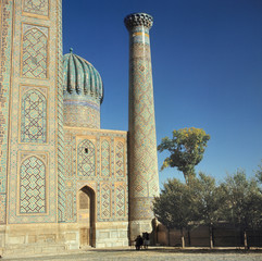Obraz premium Uzbekistan, Samarkand. The Ulugbek Madrasah looks over Registan Square a World Heritage Site, Samarkand, Uzbekistan.