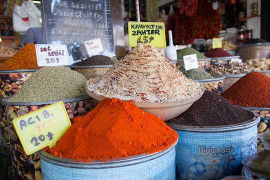 Turkey, Gaziantep, Medina, Spice market in old bazaar of Zincirli Bedesten. For sale are spices such as pepper, paprika, ginger, curry, oregano, turmeric and cinnamon.
