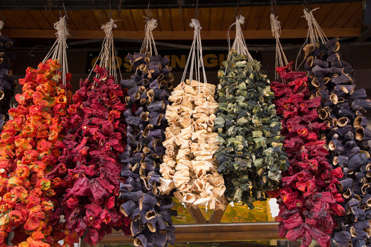 Turkey, Gaziantep, Medina, Spice market in old bazaar of Zincirli Bedesten. For sale are spices such as pepper, paprika, ginger, curry, oregano, turmeric and cinnamon.