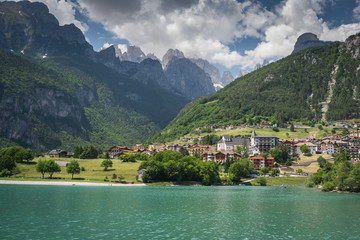 Der Molvenosee liegt eingebettet zwischen Bergen in den Dolomiten, Italien