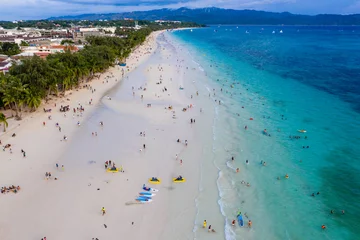 Papier Peint photo Plage blanche de Boracay ÎLE DE BORACAY, PHILIPPINES - 18 JUIN 2019 : vue aérienne des foules se rassemblant sur la célèbre plage blanche de l& 39 île de Boracay pour regarder le coucher du soleil.