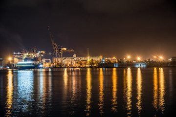 Fototapeta na wymiar Veracruz, puerto de barcos de México vista nocturna con luces de colores, barcos y edificios importantes, casas antiguas y cargueros con productos importados
