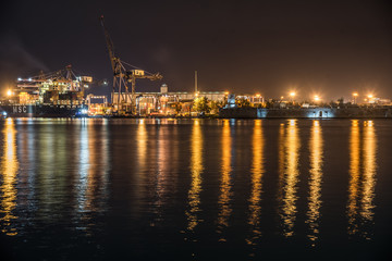 Fototapeta na wymiar Veracruz, puerto de barcos de México vista nocturna con luces de colores, barcos y edificios importantes, casas antiguas y cargueros con productos importados