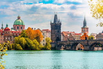 Paysage urbain de Prague avec la tour du pont de la vieille ville et le pont Charles sur la rivière Vltava, République Tchèque