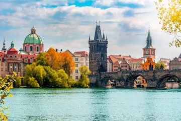 Photo sur Aluminium Prague Paysage urbain de Prague avec la tour du pont de la vieille ville et le pont Charles sur la rivière Vltava, République Tchèque